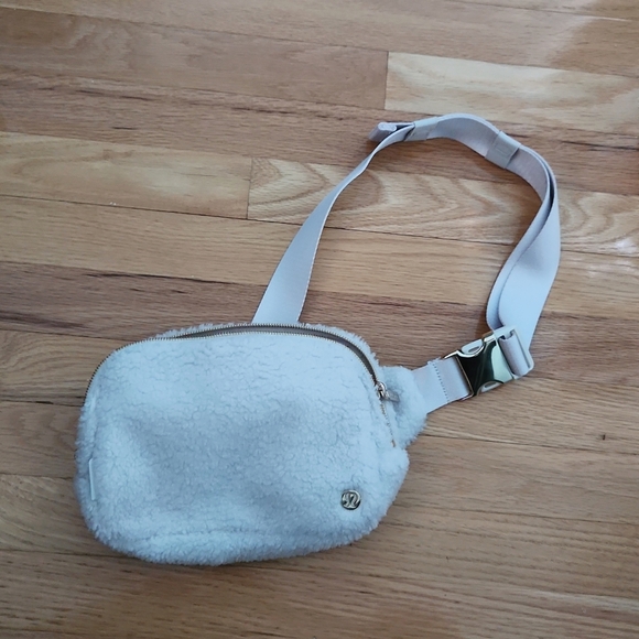 Lululemon Sherpa Belt Bag - Picture 1 of 3